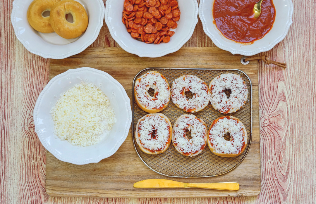 Easy Cheesy Pizza Bagels