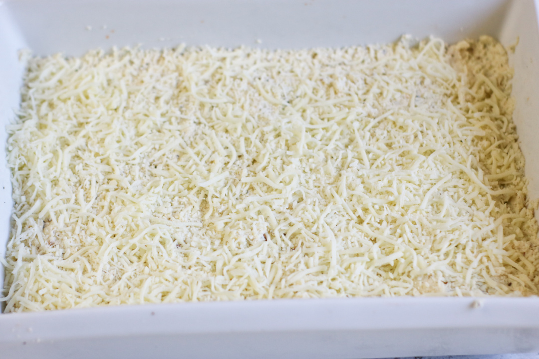 mozzarella cheese on lasagna noodles