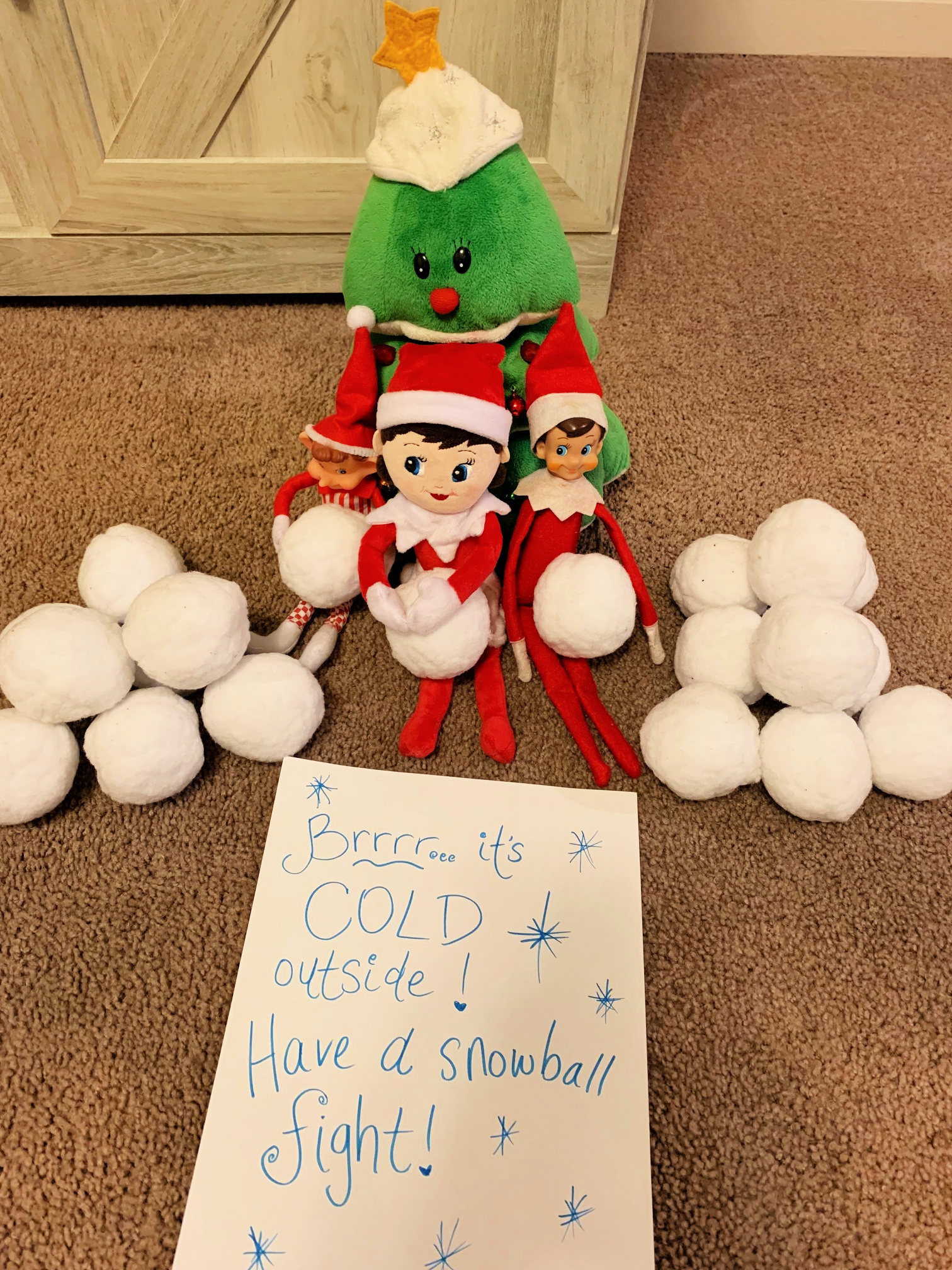 elf on the shelf snowball fight